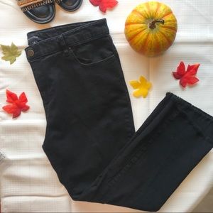 NWOT - WHOWHATWEAR Black Demin Cropped Jeans